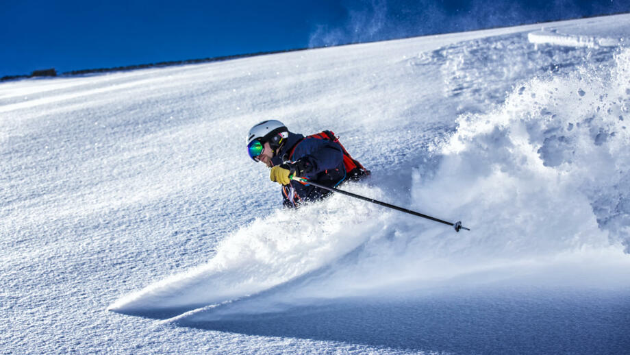 freeride-powder-abfahrt-tiefschnee-shutterstock_761882923.jpg