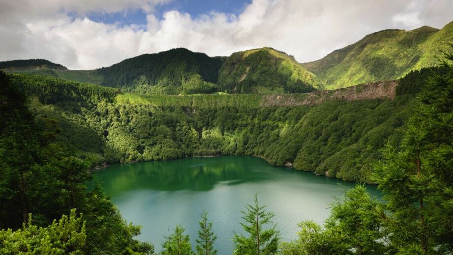 Bergsee Lagoa de Fogo in grüner Landschaft