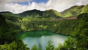 Bergsee Lagoa de Fogo in grüner Landschaft