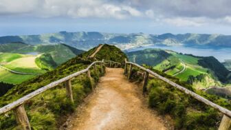 Wanderweg in grüner Landschaft bei den Sete Cidades auf sao Migual auf den Azoren