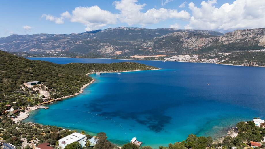 tuerkei-antalya-tulyk-luftaufnahmen-von-limanagzi-bay-und-kas-town-in-antalya-shutterstock_2457484381.jpg