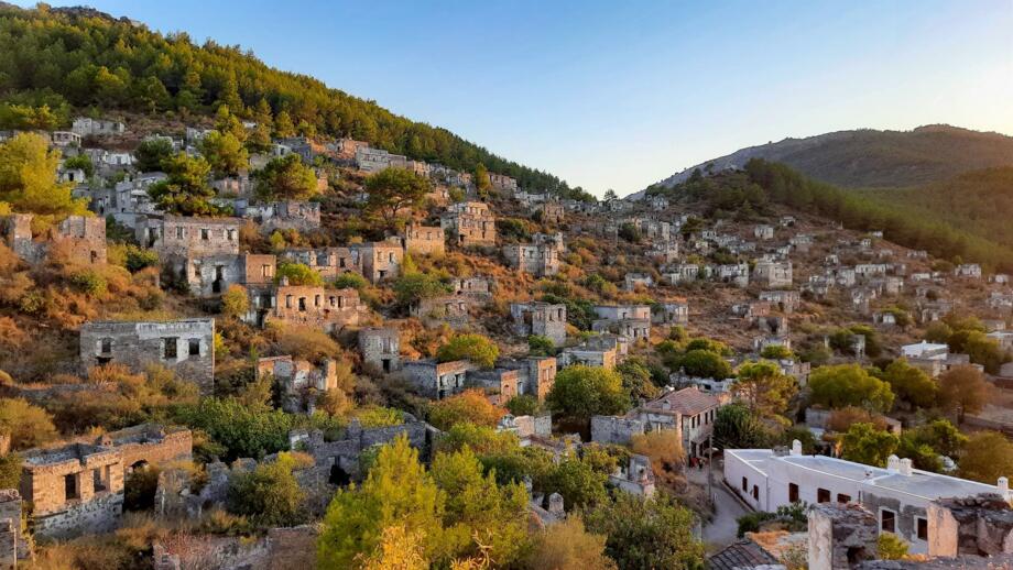 tuerkei-antalya-tulyk-kayakoey-das-verlassene-dorf-in-fethiye-shutterstock_2303980201.jpg