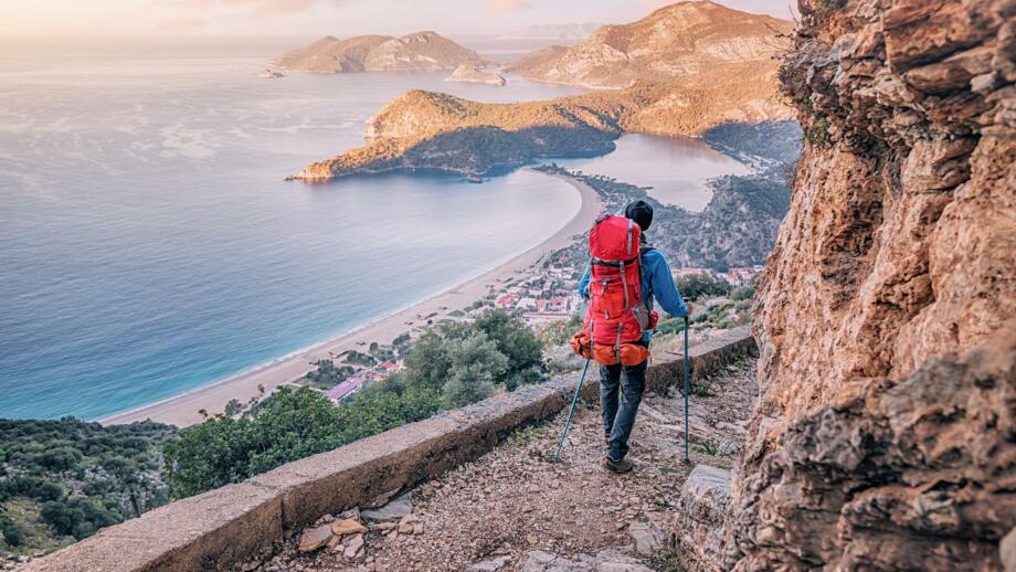 tuerkei-antalya-tulyk-aussichtspunkt-des-lycian-way-trail-in-oludeniz-fethiye-shutterstock_2339827181.jpg