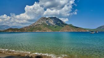 tuerkei-antalya-tulyk-landschaft-von-musa-dagi-adrasan-shutterstock_2286282703.jpg