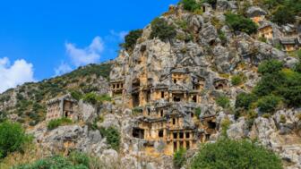 tuerkei-antalya-tulyk-lykische-felsgraeber-der-nekropole-in-demre-ehemaligen-kale-der-alten-stadt-myra-alte-ruinen-shutterstock_2222077089.jpg