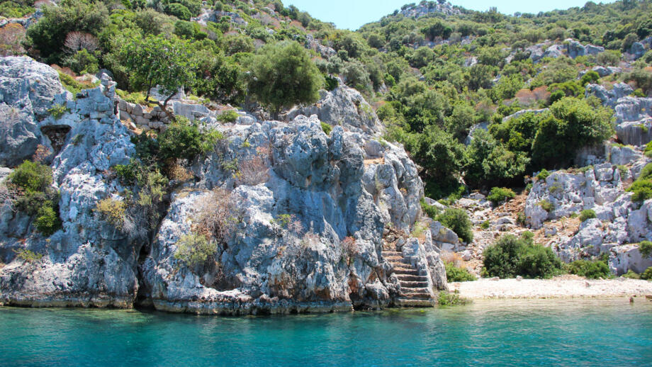 tuerkei-antalya-tulyk-lycian-towns-and-tombs-sarcophagi-of-aperlai-simena-teimussa-dolihiste-kekova-shutterstock_681546538.jpg