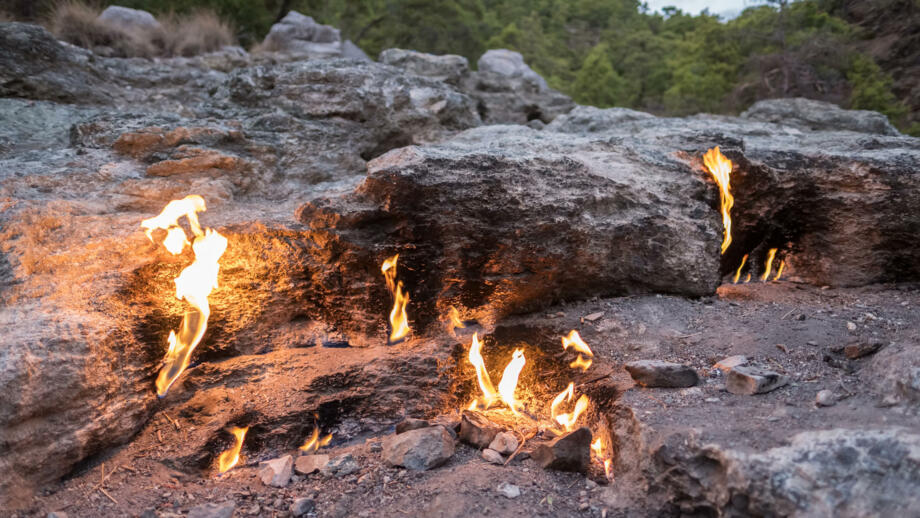 tuerkei-antalya-tulyk-flammen-des-chimera-berges-aus-der-untergrundbahn-feueraaus-dem-erdgas-in-den-felsen-in-cirali-shutterstock_1278290827.jpg
