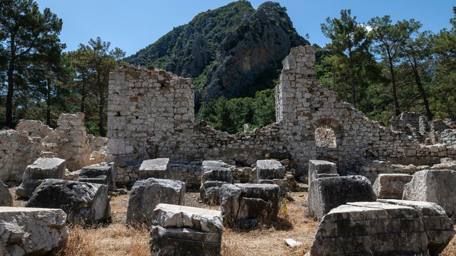 tuerkei-antalya-tulyk-olympos-die-antike-stadt-shutterstock_2464326583.jpg