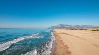 tuerkei-antalya-tulyk-patara-sandstrand-mit-blauem-meer-shutterstock_2290170477.jpg