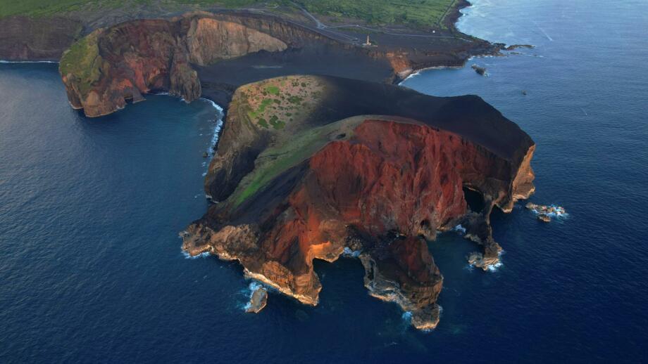 Am Fulkan Capelinhos über der Küste der Insel Faial