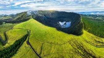 Blick in den grünen Vulkan Cabeço Verde auf der Insel Faial auf den Azoren