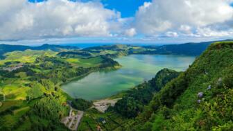 Furnas-See auf Sao Miguel mit heißen Dampquellemn und See