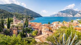 shutterstock-1789799357-italien-gardasee-torbole-see-berge-natur-sommer.jpg
