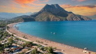 tuerkei-antalya-tutoplyk-lange-strandkueste-dunkles-teemeer-und-bucht-in-adrasan-dorf-mediterrane-kueste-shutterstock_2112691364.jpg