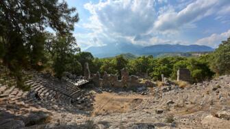 tuerkei-antalya-tutoplyk-amphiteater-von-phaselis-antike-stadt-an-einem-bewoelkten-und-sonnigen-herbsttag-im-wald-tekirova-shutterstock_2286116207.jpg