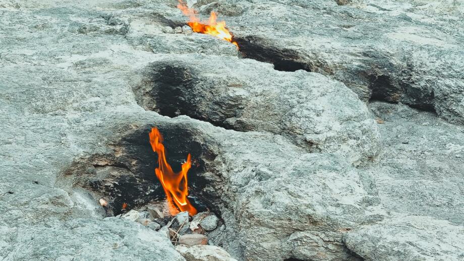 tuerkei-antalya-tutoplyk-feuer-aus-dem-berg-erdgasbrand-in-felsen-in-cirali-shutterstock_2392017143.jpg