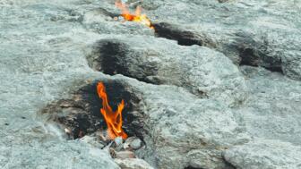 tuerkei-antalya-tutoplyk-feuer-aus-dem-berg-erdgasbrand-in-felsen-in-cirali-shutterstock_2392017143.jpg
