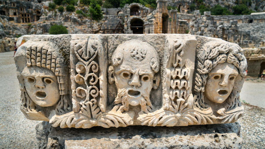 tuerkei-antalya-tutoplyk-myra-ancient-city-in-kale-an-ancient-greek-roman-town-in-lycia-ruins-of-ancient-in-myra-shutterstock_1612880956.jpg