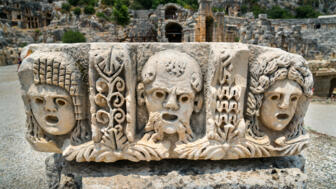 tuerkei-antalya-tutoplyk-myra-ancient-city-in-kale-an-ancient-greek-roman-town-in-lycia-ruins-of-ancient-in-myra-shutterstock_1612880956.jpg