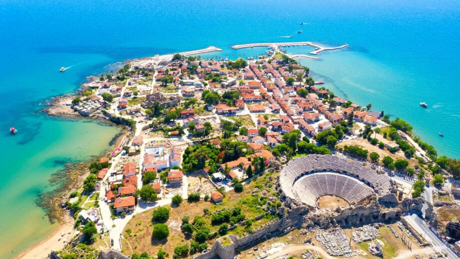 tuerkei-antalya-tutoplyk-lufttrockenblick-auf-die-antike-stadt-side-mit-amphitheater-shutterstock_2326136729.jpg