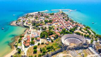 tuerkei-antalya-tutoplyk-lufttrockenblick-auf-die-antike-stadt-side-mit-amphitheater-shutterstock_2326136729.jpg