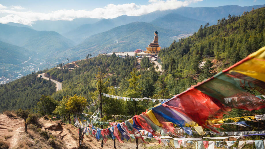 bhutan-bhkom-50-meter-hohe-bronze-buddha-statue-shutterstock_1117311983.jpg