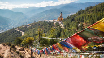 bhutan-bhkom-50-meter-hohe-bronze-buddha-statue-shutterstock_1117311983.jpg