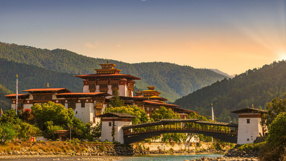 bhutan-bhkom-der-beruehmte-punakha-dzong-shutterstock_1530955031.jpg
