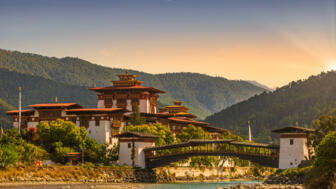 bhutan-bhkom-der-beruehmte-punakha-dzong-shutterstock_1530955031.jpg