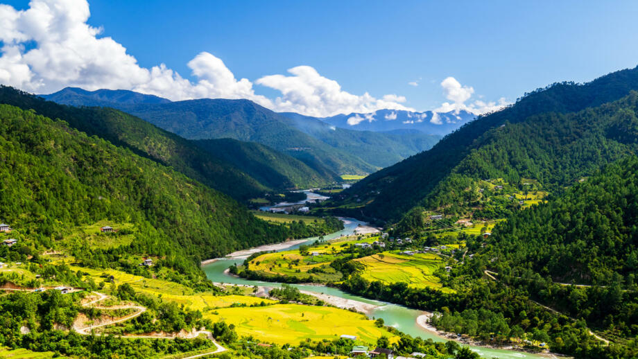 bhutan-bhkom-draufsicht-auf-den-fluss-punakha-shutterstock_1804843102.jpg