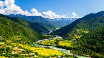 bhutan-bhkom-draufsicht-auf-den-fluss-punakha-shutterstock_1804843102.jpg