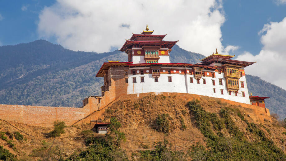 bhutan-bhkom-restaurierte-wangdue-phodrang-dzong-kloster-shutterstock_1831979698.jpg