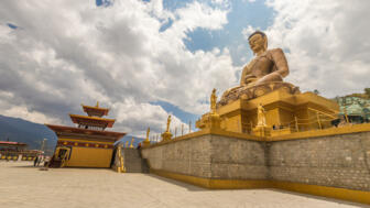 bhutan-bhkom-riesenbuddha-in-thimpu-shutterstock_1095977630.jpg