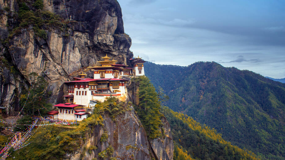 bhutan-bhkom-taktsang-dzongkha-auch-bekannt-als-taktsang-palphug-kloster-und-tigers-nest-shutterstock_1555703795.jpg