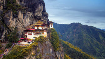bhutan-bhkom-taktsang-dzongkha-auch-bekannt-als-taktsang-palphug-kloster-und-tigers-nest-shutterstock_1555703795.jpg