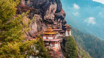 bhutan-bhcho-taktsang-tiger-nest-oder-bekannt-als-paro-taktsang-shutterstock_2491594653.jpg
