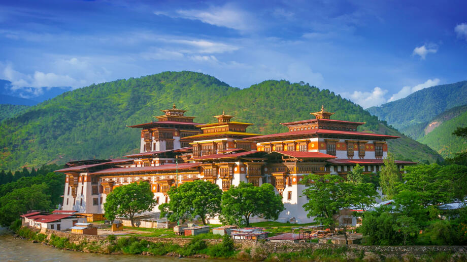 bhutan-bhcho-kloster-punakha-dzong-einer-der-groessten-kloster-asiens_shutterstock_1028830636.jpg