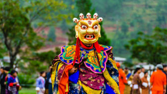 bhutan-bhcho-maskierter-taenzer-bei-einem-traditionellen-klosterfestival-die-wangdue-phodrang-tsechu-shutterstock_629107196.jpg