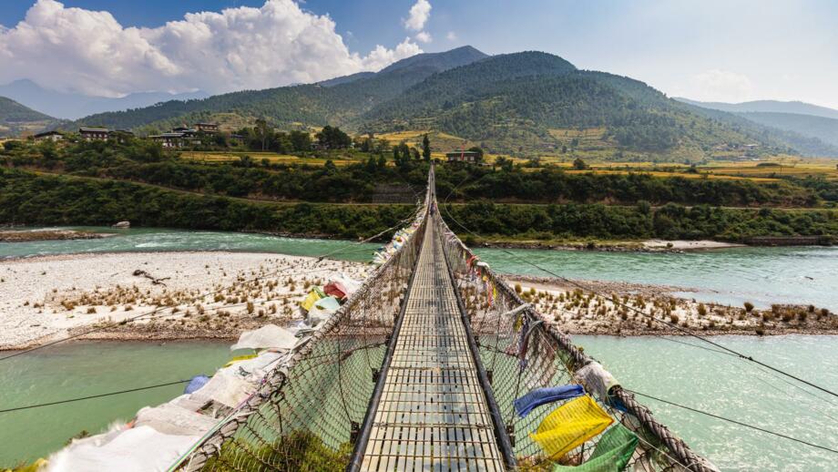 bhutan-bhcho-punakha-haengebruecke-am-punakha-dzong-ueber-den-fluss-tsang-chu-nach-shengana-und-wangkha-dorf-shutterstock_2154123741.jpg