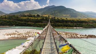 bhutan-bhcho-punakha-haengebruecke-am-punakha-dzong-ueber-den-fluss-tsang-chu-nach-shengana-und-wangkha-dorf-shutterstock_2154123741.jpg