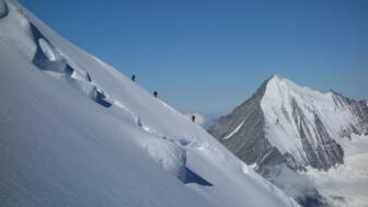 schweiz-wallis-weisshorn-flanke-hochtour-shutterstock_168359540.jpg