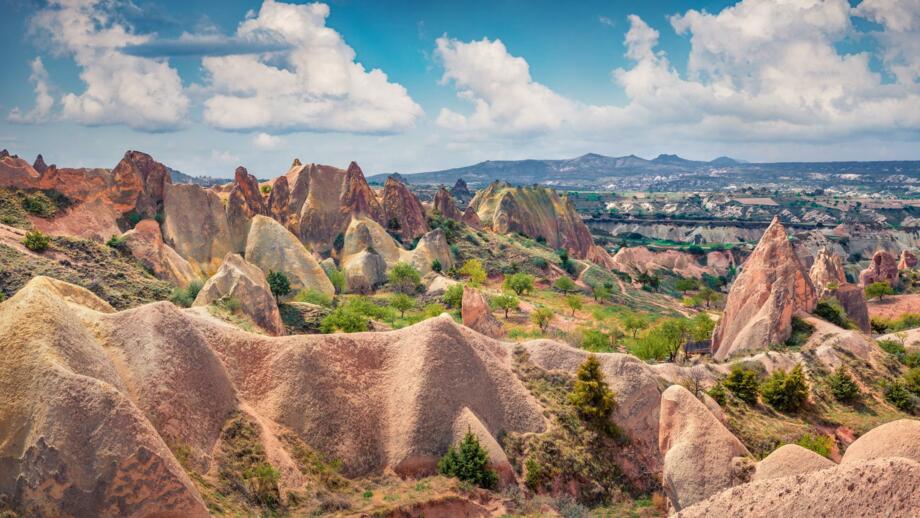 tuerkei-kappadokien-tukap-landschaft-im-roten-rosental-cavusin-dorf-nevsehir-shutterstock_2145123429.jpg