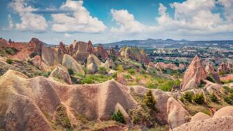tuerkei-kappadokien-tukap-landschaft-im-roten-rosental-cavusin-dorf-nevsehir-shutterstock_2145123429.jpg