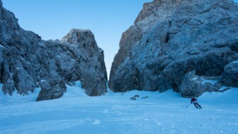 Skitourengeher bei der Abfahrt im Powder