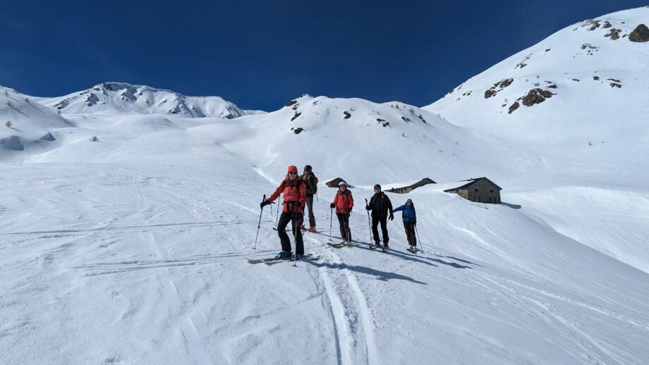 Skitourengeher*innen im Aufstieg
