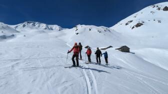 Skitourengeher*innen im Aufstieg