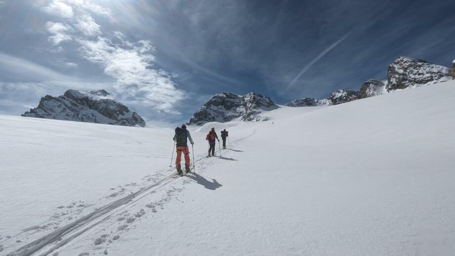 Skitourenspur mit Skitourengeher*innen