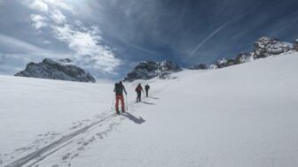 Skitourenspur mit Skitourengeher*innen