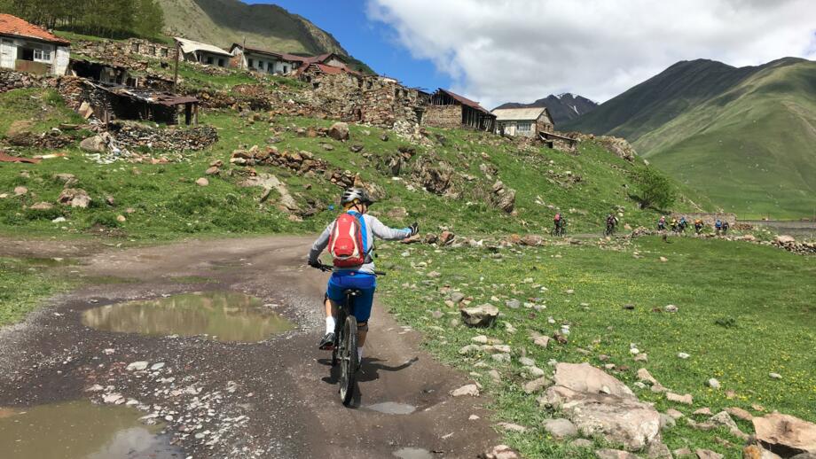 Ein Mountainbiker unterwegs auf Tour durch den kleinen und großen Kaukasus bei Sonnenschein.