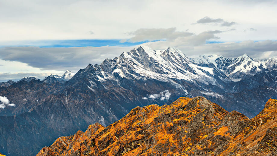 nepal-hihho-blick-auf-die-gebirgslandschaft-des-himalaya-auf-der-trekkingroute-von-thule-kharka-nach-lukla-am-zatrwa-la-pass-auf-der-mera-peak-trekking-shutterstock_1876675054.jpg